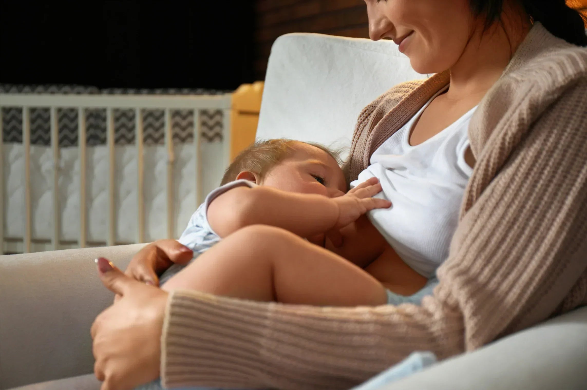 Warum dein Baby ständig an die Brust will - Clusterfeeding erklärt